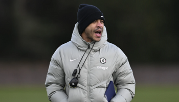 HLV Liam Rosenior chấp nhận sống khách sạn, dồn toàn lực cho Chelsea